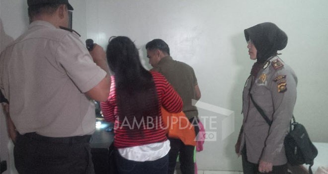 Pasangan kekasih yang berhasil ditangkap petugas di kamar hotel.