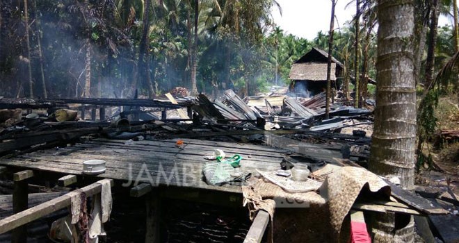 Tampak rumah di Parit Pisang RT 03 Dusun Ketapang, Desa Teluk Ketapang, Kecamatan Senyerang, Kabupaten Tanjab Barat, Minggu (16/4) hangus terbakar akibat konsleting listrik.