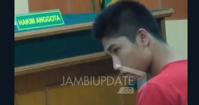 Reza saat menjalani sidang dengan agenda pembacaan tuntutan sore ini. 