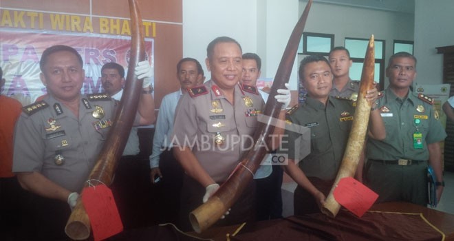 Kapolda Jambi Brigjen Pol Yazid Fanani saat saat pres release 3 gading gajah Sumatera di lobi utama Polda Jambi, Rabu (19/4).