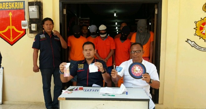 Satreskrim Polres Bungo saat melakukan press release penangkapan pelaku sabung ayam beserta barang bukti di Halaman Polres. 
