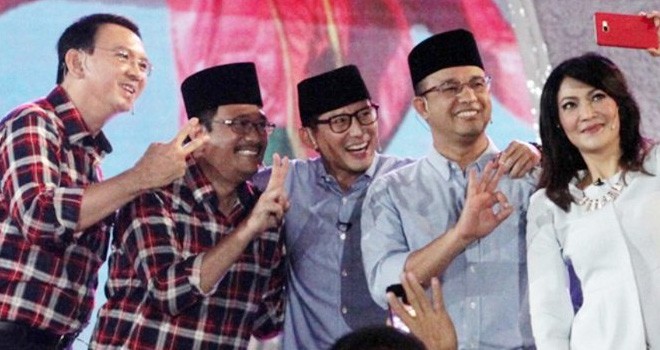 Pasangan Ahok-Djarot dan Anies-Sandi selfie selfie jelang debat terakhir. Foto Jawa Pos