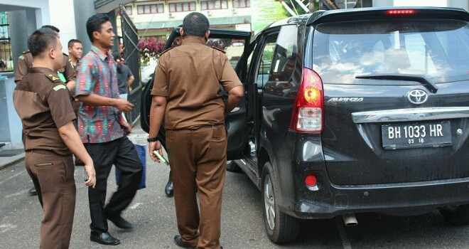  Tersangka Mulyadi saat digiring ke mobil untuk dibawa ke Lapas Klas II B Muara Bulian. 