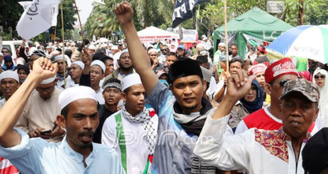 Massa anti Ahok menggelar demo di depan lokasi sidang dengan terdakwa Basuki T Purnama alias Ahok, Kementerian Pertanian, Jakarta Selatan, Kamis (20/4). Mereka sangat kecewa dengan tuntutan satu penjara dan masa percobaan 2 tahun. FOTO: Ricardo/JPNN.com