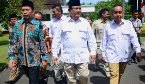 Gubernur NTB Tuan Guru Muhammad Zainul Majdi (kiri) bersama Prabowo Subianto (tengah), dalam sebuah acara di Mataram, beberapa waktu lalu. Foto: Lombok Post/dok.JPNN.com