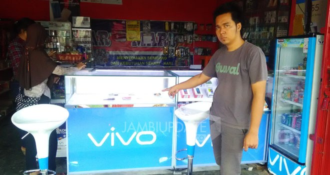 Toko yang berada di depan Kantor KPUD Tebo dibobol maling.