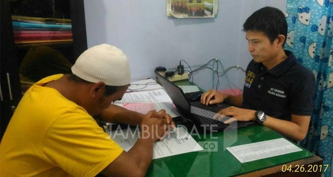 Tersangka pencabulan terhadap siswi SMA di Kerinci saat diamankan Polres Kerinci.