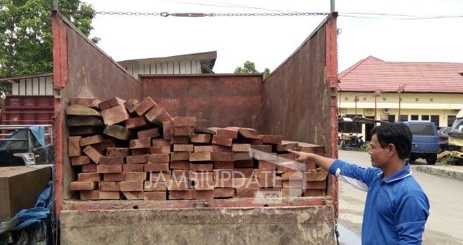  Satreskrim Polres Tebo berhasil mengamankan belasan kubik kayu ilegal dengan menggunakan 1 unit truck fuso Mitsubhisi dan 1 unit truk 120 PS.