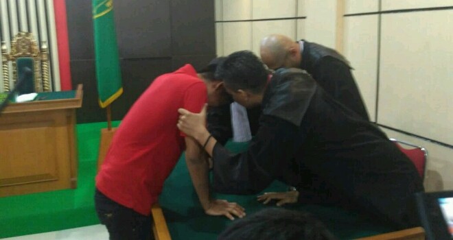 Terdakwa penodaan agama saat sidang vonis di Pengadilan Negeri Jambi. 