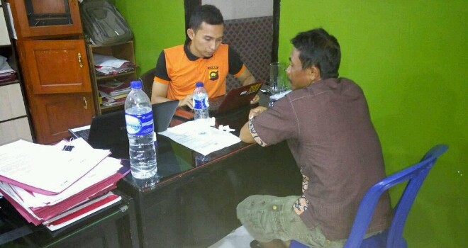 Pelaku saat di periksa oleh penyidik Polres Merangin. 