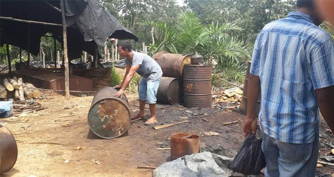 Dua Warga berhasil ditangkap pihak kepolisian karena mengolah minyak bumi tanpa izin di Desa Danau Serdang, Kecamatan Pauh, Sarolangun.