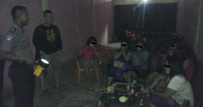 Polisi saat menggrebek tempat warung tuak dan megamankan sejumlah wanita di Desa Rantau Api, Tebo. 