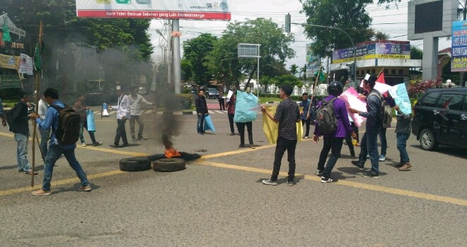 Puluhan masa dari Himpunan mahasiswa islam gelar unjuk rasa di simpang BI kota Jambi.
