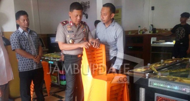 Polresta Jambi saat gerebek tempat judi di Jambi Timur. 