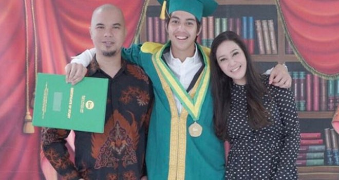 Maia Estianty mengunggah foto bersama Ahmad Dhani dan putra keduanya El Rumi yang sudah lulus SMA. Foto Instagram Maia