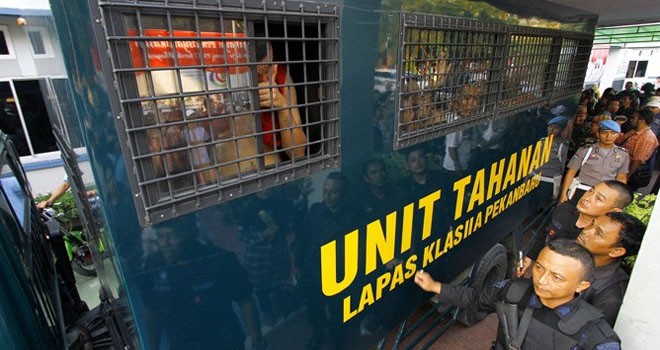 Puluhan tahanan Rutan kelas II B Pekanbaru dipindahkan ke lapas Kelas II A Pekanbaru. (Defrizal/Riau Pos/JawaPos.com)