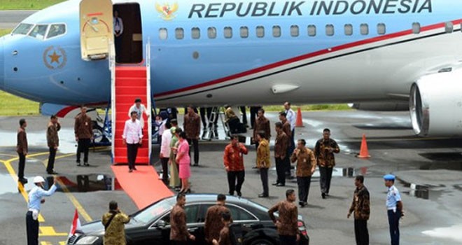 Presiden Joko Widodo saat tiba di Bandara Babullah Ternate, Senin (8/5). Foto: Hariyanto Teng/Malut Post/JPNN.com