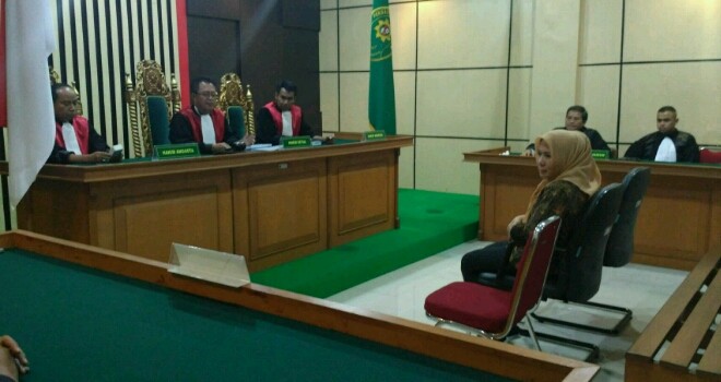 Yuninta Asmara saar menjalani sidang putusan di Pengadilan Tipikor Jambi. 
