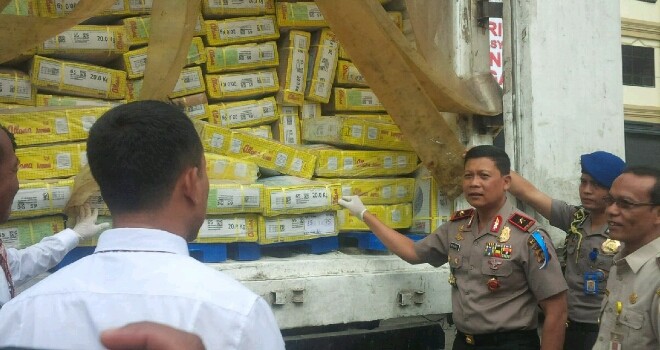 Polda Jambi saat mengamankan 15 Ton Daging Beku Dari Luar Negeri.