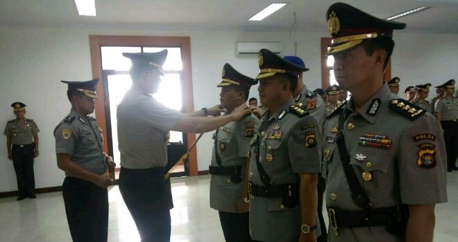 Serah terima jabatan di lantai 4 gedung Mapolda Jambi. Dipimpin Kapolda Jambi, Brigjen Pol Drs Priyo Widyanto MM.
