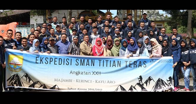 Foto bersama puluhan siswa kelas XI IPS SMAN Titian Teras Jambi  yang melakukan ekspedisi ke Danau Gunung Tujuh Kerinci.