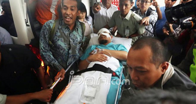 Novel Baswedan, saat di RS JEC. Foto: Ricardo/JPNN.com