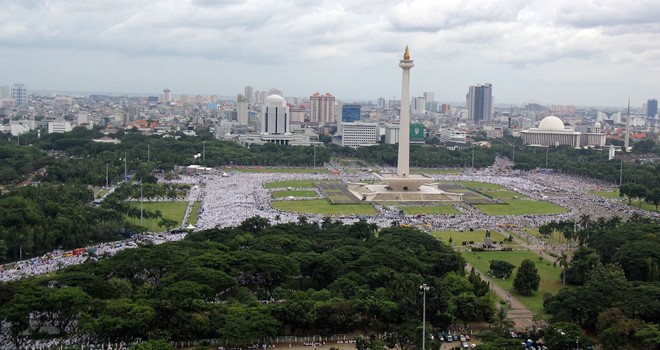 Massa Aksi Damai 212 memadati Kawasan Monas di Jakarta. Foto : Jawa Pos