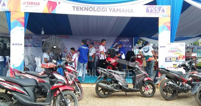 Layanan service dan ganti oli gratis untuk masyarakat yang selenggarakan di Gor Kota Baru, Kota Jambi.