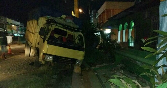 Truk Batubara Seruduk Pagar Masjid di Jambi Timur.