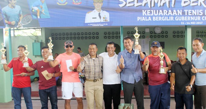 Foto bersama Ketua Pelti Jambi, Ketua Panpel dan pemenang.