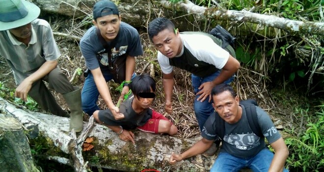 Pelaku penanaman ganja saat berhasil diamankan Polisi.