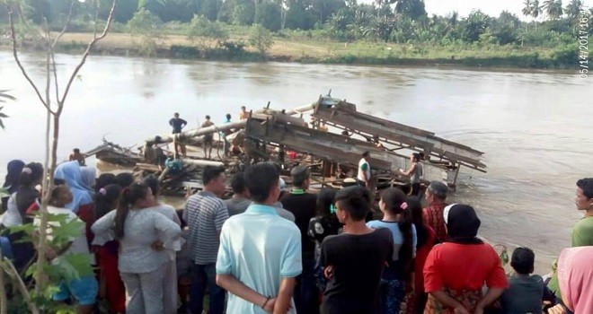 Warga melakukan pencarian korban tenggelam dengan rakit Penambangan Emas Tanpa Izin (PETI).