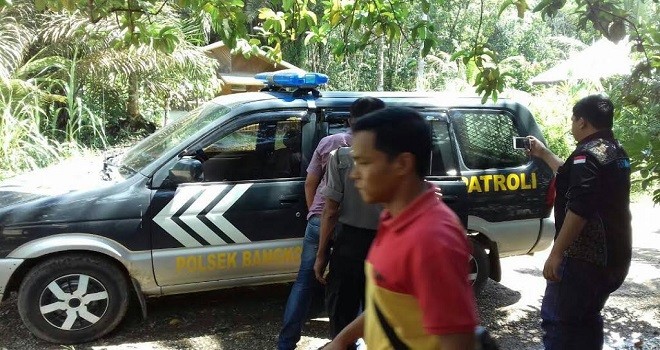 Pihak kepolisian saat mengamankan Rusadi (52) pelaku pencabulan.