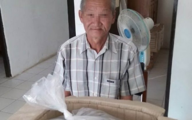 Acek Gepeng dan barang bukti sesaat setelah digerebek jajaran Polsek Kolam, Rabu (10/5) lalu. (Polsek Kolam for Radar Sampit)