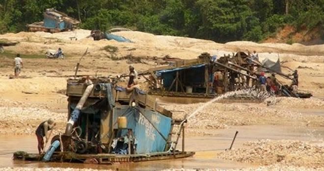 Aktivitas penambang emas ilegal.