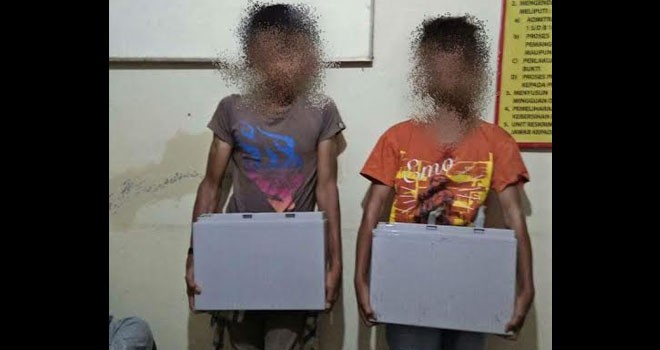 Terlihat 2 pelaku yang masih abg beserta barang bukti.