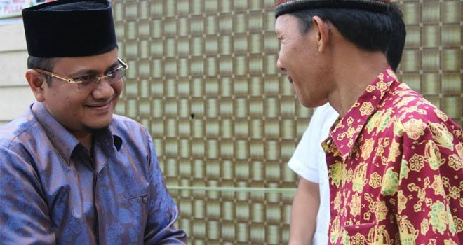 dr. Maulana, MKM saat berjabat tangan dengan warga.