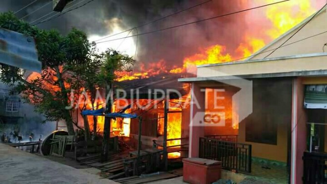 Tampak api membakar rumah warga di parit tengah nipah panjang.