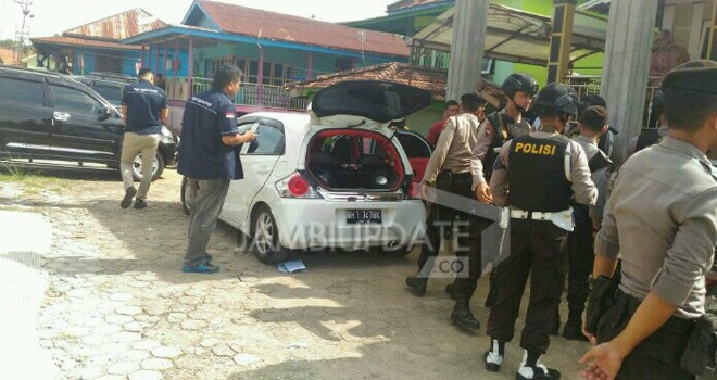Tim gabungan Direktorat Reserse Narkoba, Intelkam, Brimob, Propam Polda Jambi saat melakukan razia di Kelurahan Legok Kota Jambi.