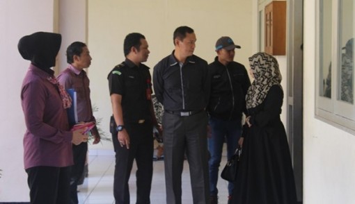 Anggota DPRD NTB H Junaidi Arif (empat dari kanan) dan istri keduanya (paling kanan) saat menghadiri pelimpahan tahap dua, Kamis kemarin (18/5). Foto: Ali Maâ€™ shum/Radar Lombok/JPNN.com