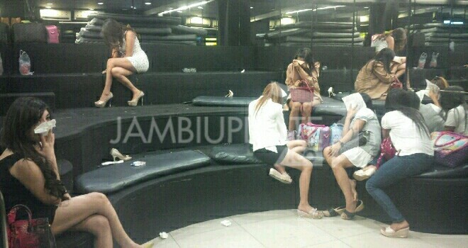 Wanita cantik di tempat hiburan malam.