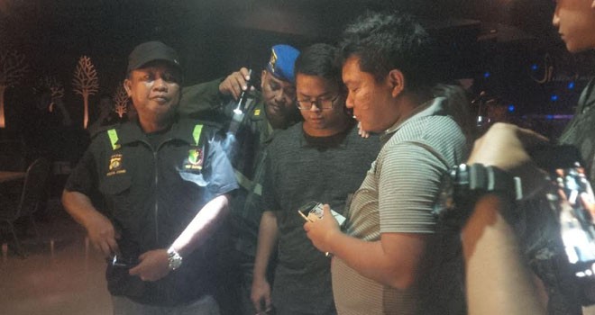 Tim gabungan saat menggelar razia di sejumlah tempat hiburan malam di Kota Jambi.