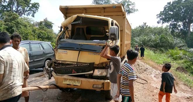Tampak bagian depan mobil Dump Truk ringsek usai tabrakan beruntun di Desa Gurun Tuo Kecamatan Mandiangin.