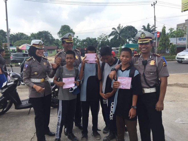  6 pelajar SMPN 1 Batanghari saat terjaring razia di Simpang Rimbo, Kota Jambi, Sabtu (20/5).