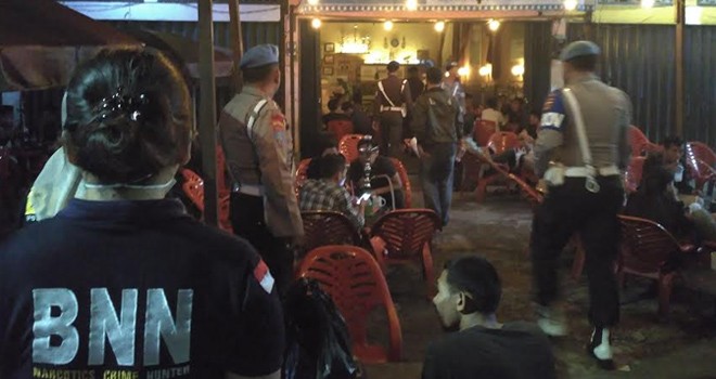 Tim gabungan Direktorat Reserse Narkoba, Brimob, Sabhara Polda Jambi dan Denpom saat melakukan razia di tempat hiburan malam di Kota Jambi.