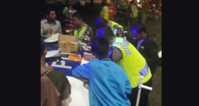 Anggota Direktorat Lalu Lintas Polda Jambi saat melakukan operasi patuh.