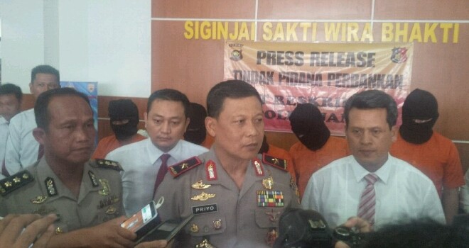 Kapolda Jambi, Brigjen Pol Drs Priyo Widyanto MM, saat press release tindak pidana penbankan di Polda Jambi.