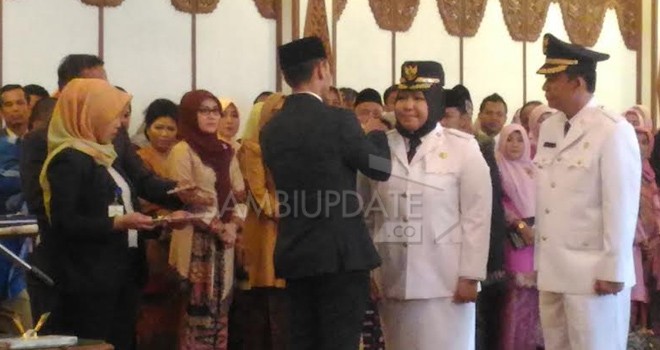 Gubernur Jambi Zumi Zola saat melantik Tiga Bupati dan Wakil Bupati terpilih di Pilkada serentak jilid II di Jambi.
