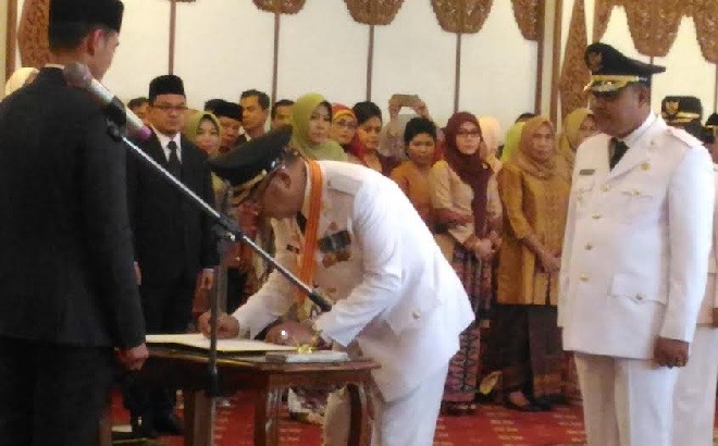 H. Cek Endra dan Hilallatil Badri saat menandatangani SK usai dilantik oleh Gubernur Jambi menjadi Bupati dan Wakil Bupati Sarolangun di rumah dinas Gubernur Jambi.