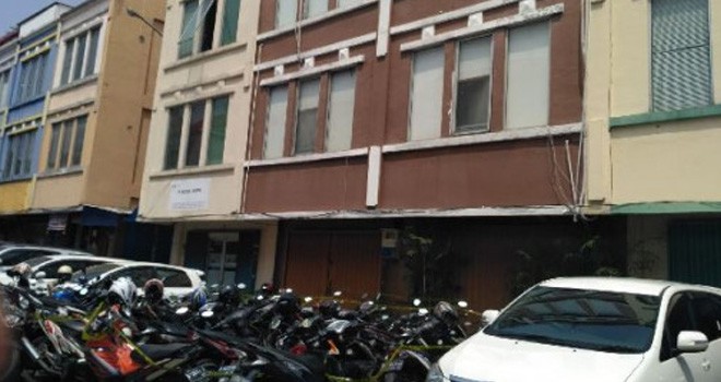 Sejumlah kendaraan milik PNS para gay yang ikut pesta seks diberi garis polisi. Foto: Gunawan/JPG